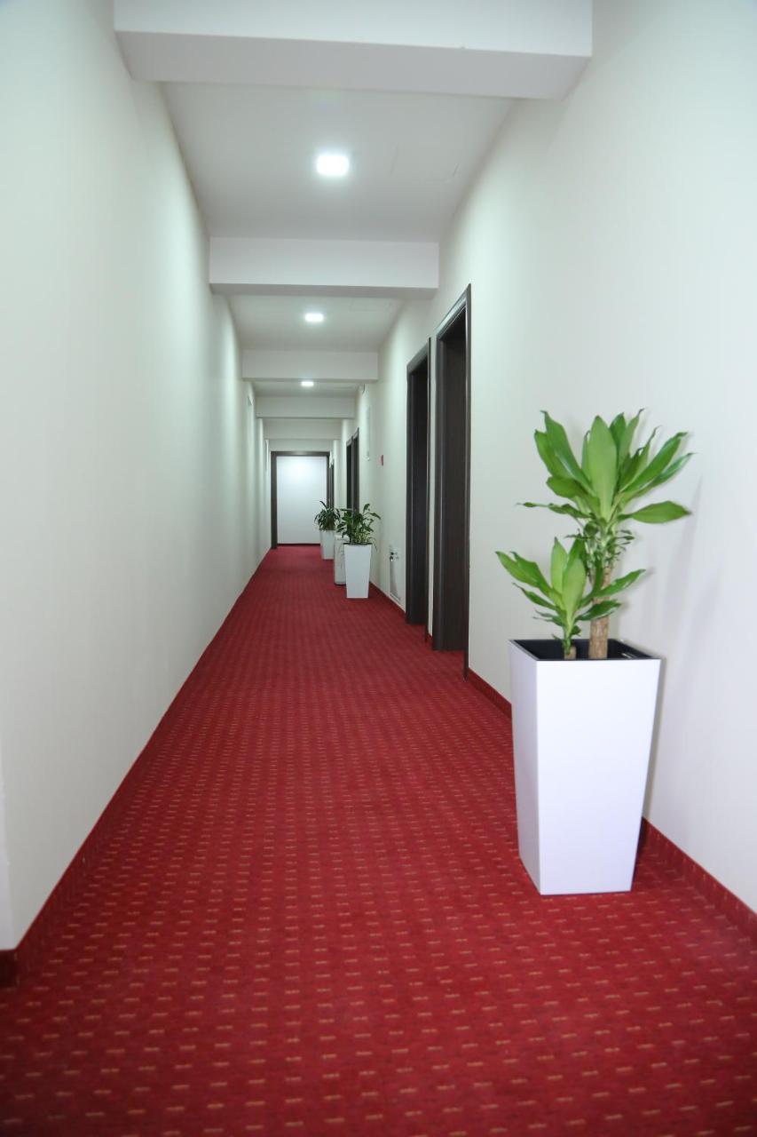 "Poseidon" Centar Aparthotel Stari Banovci Buitenkant foto