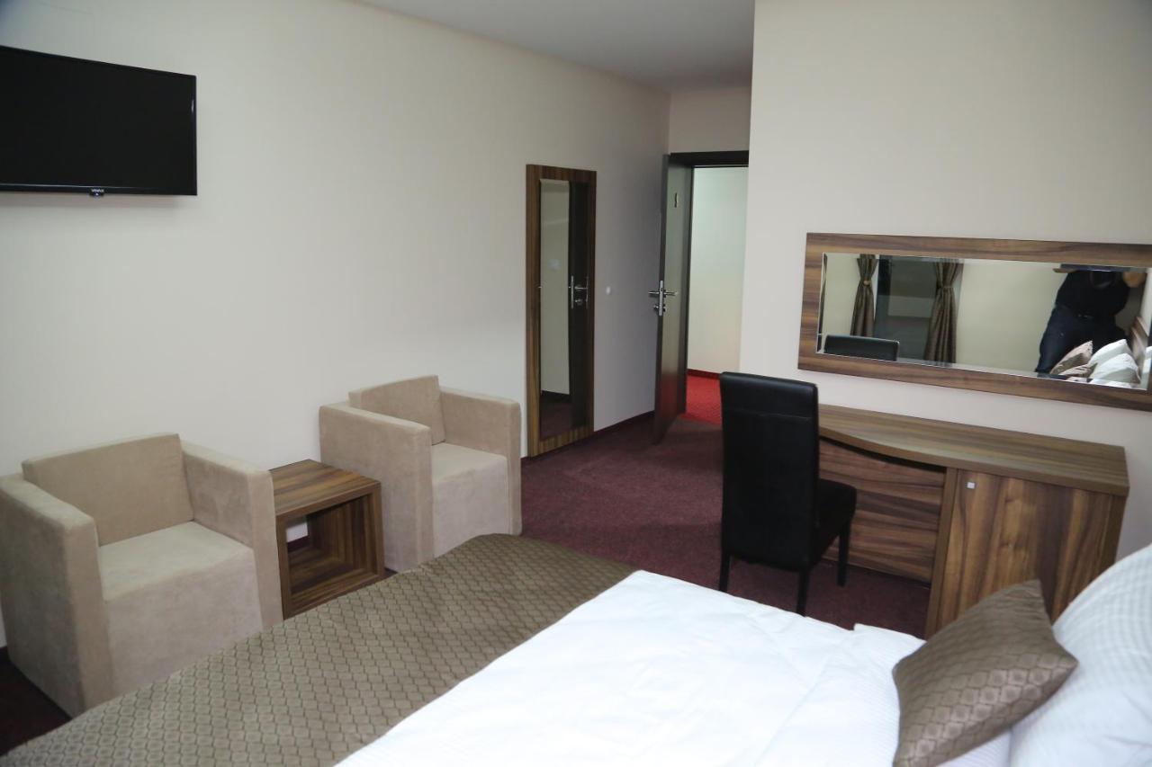 "Poseidon" Centar Aparthotel Stari Banovci Buitenkant foto