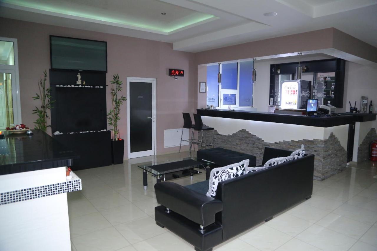 "Poseidon" Centar Aparthotel Stari Banovci Buitenkant foto