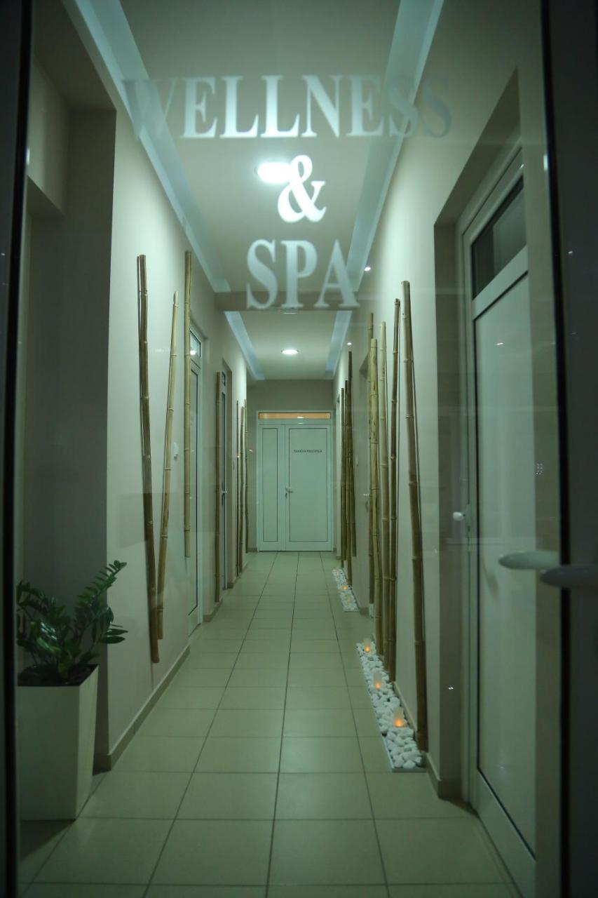 "Poseidon" Centar Aparthotel Stari Banovci Buitenkant foto