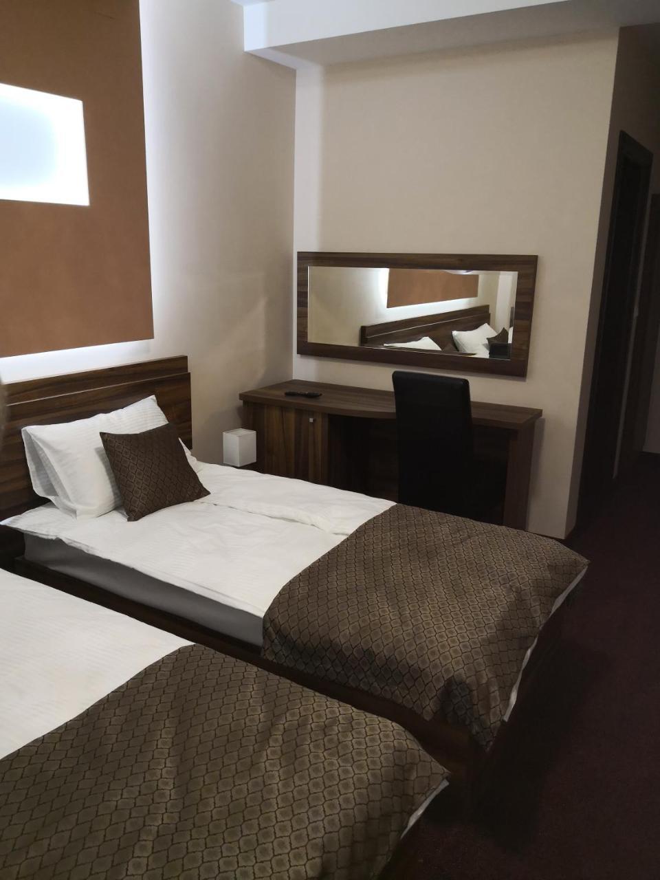 "Poseidon" Centar Aparthotel Stari Banovci Buitenkant foto
