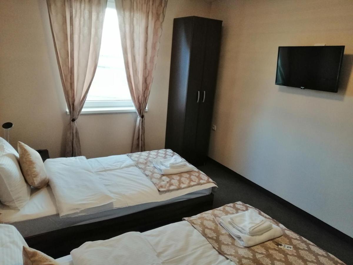"Poseidon" Centar Aparthotel Stari Banovci Buitenkant foto
